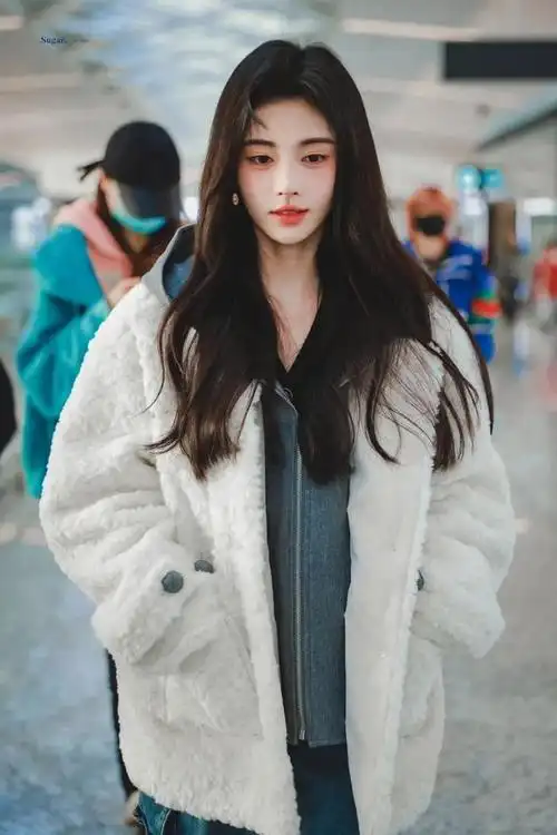 鞠婧祎最新街拍,橘色外套很亮眼,小个子照着穿时髦显高!