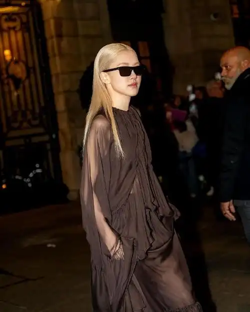 朴彩英巴黎时装周路透#rose朴彩英受邀出席#巴黎时装周#圣罗兰2024