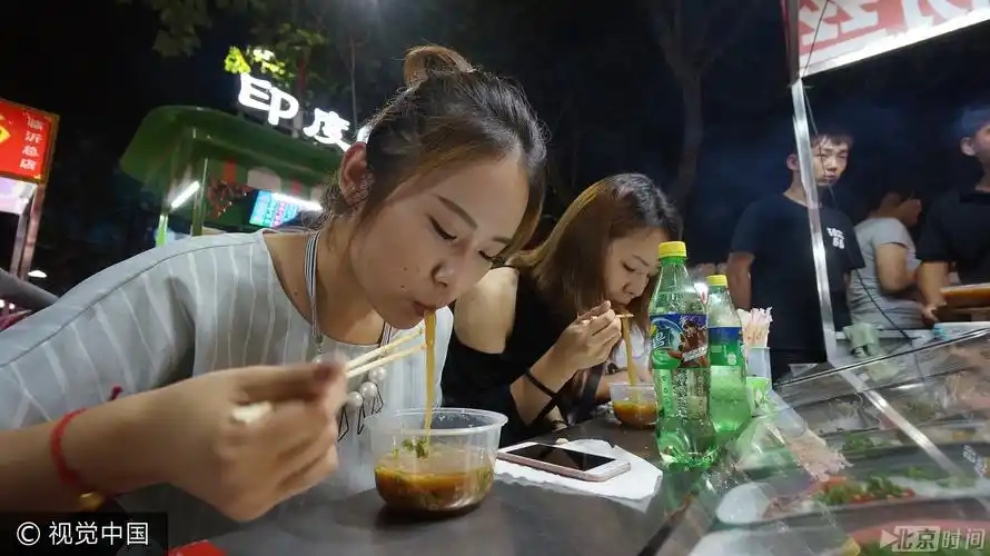 90后"粉丝西施"直播烤粉丝日入两千元