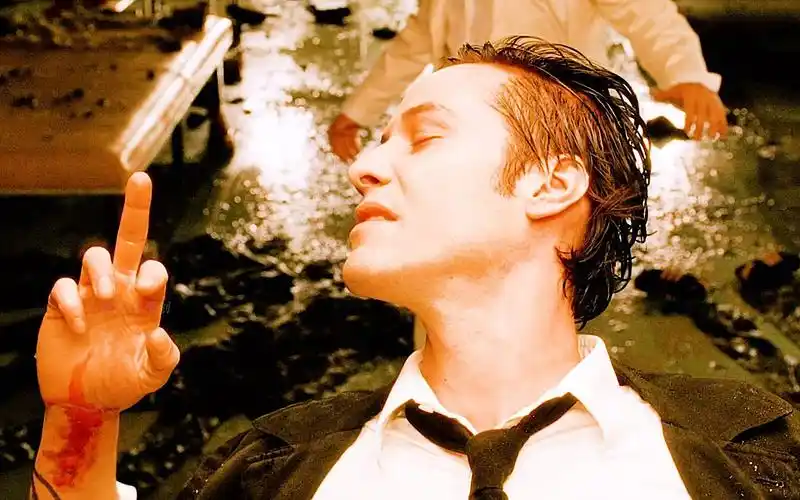 康斯坦丁,一位敢和撒旦竖中指的男人!