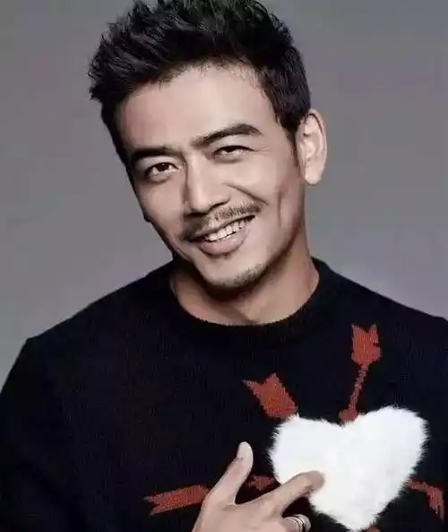 第六名,杨烁,毕业于中央戏剧学院表演系本科班的他可以说也是大器晚成