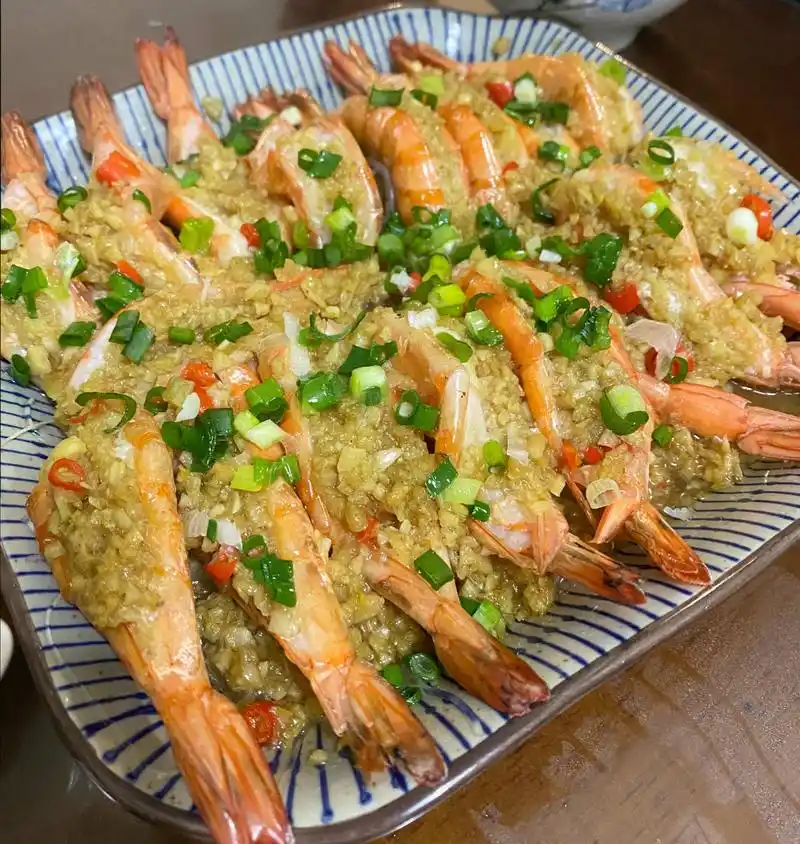 家常菜 | 超好ci的蒜蓉开背虾08 开始的开始先把粉丝放在温水里泡着