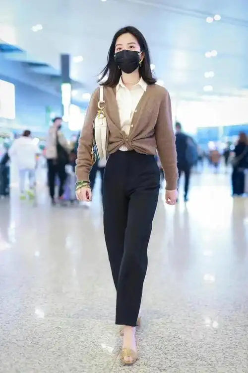 杨采钰很有"贵族"气质,穿缎面衬衫配牛仔裤,满满的高级感_腾讯新闻