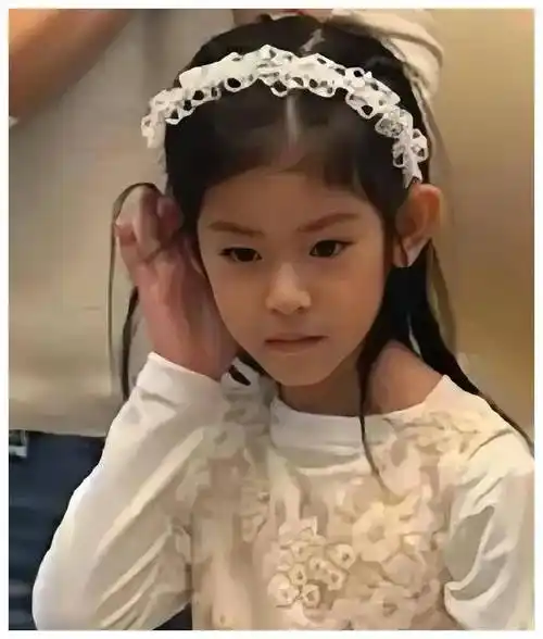小海豚亮相,霍建华和林心如之女,继承美丽基因!_气质_照片_父母