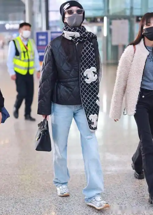 街拍:宋轶黑色棉服 牛仔裤 墨镜休闲时尚_chanol_机场_上海