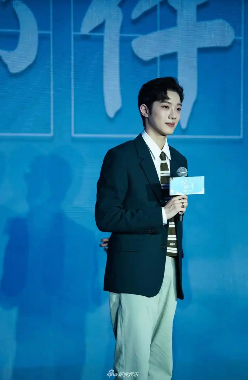 组图:《初恋那件小事》举办发布会 赖冠霖穿校服演绎初恋款学长