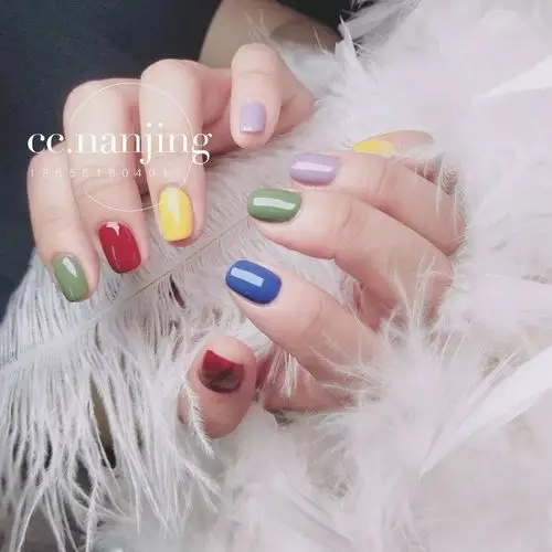 夏天的跳色美甲也可以美得很高级