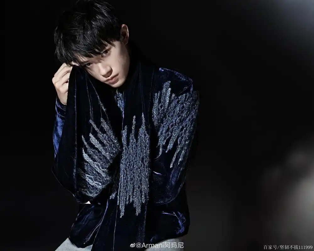 易烊千玺西装毛衣高领时尚独特,眼神杀