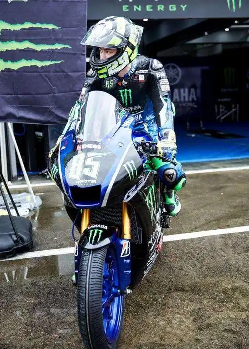 王一博赛车疑似被针对,赛事后车手作出回应,网友并不买账