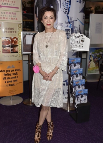 周润发前妻余安安真会穿,卫衣配牛仔裤休闲随性,一点不像61岁