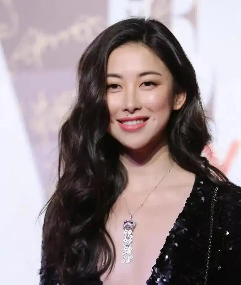 朱珠在好莱坞的时候,她一直舍不得点掉自己的嘴角痣.