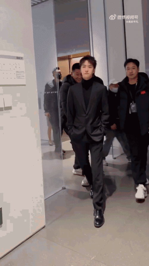 王一博高领毛衣黑西装