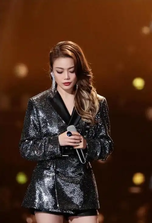 容祖儿,生于1980年的香港,拥有独特魅力的华语流行"天后"