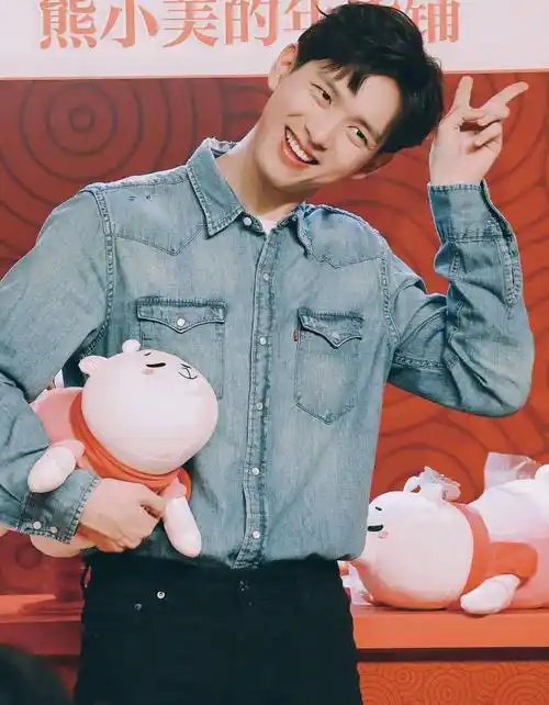 更是将他身上那份软萌可爱的本质暴露了出来,憨笑比心的李现真的是太
