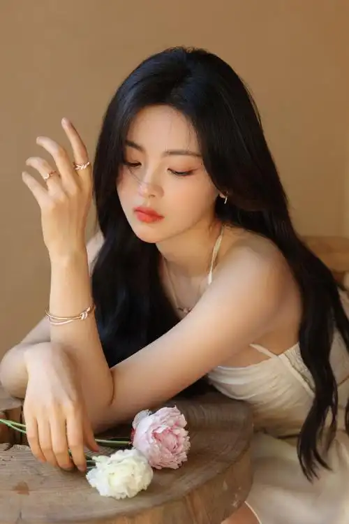 纯欲天花板杨超越!白色短裙 卷发这是什么人间尤物啊!