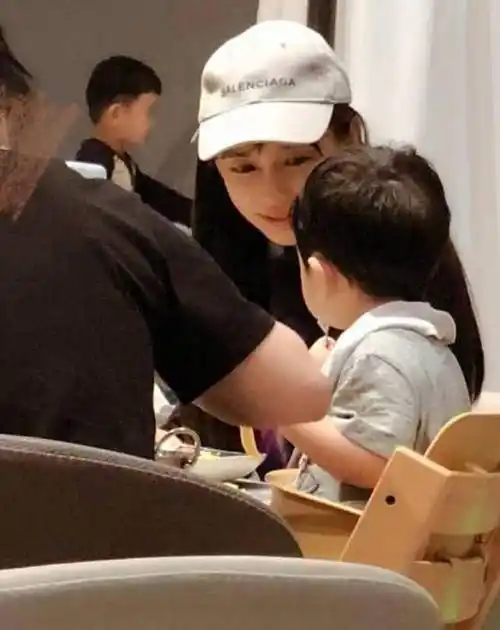 有种"提早时尚"叫杨颖小孩,正脸被偷拍后,网友:这是3岁?