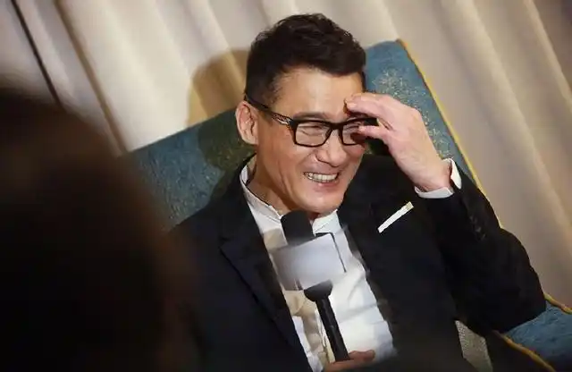 电影镜头外的千面影帝梁家辉