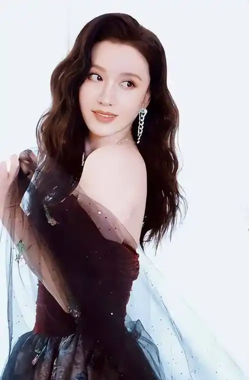 张萌一家3口游迪士尼,被富豪老公搂着不耐烦,5岁女儿腿好长_生活_婚姻