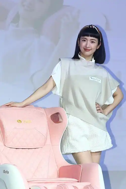 林依晨气色真挺好身穿白色连衣裙加马甲看起来活力满满