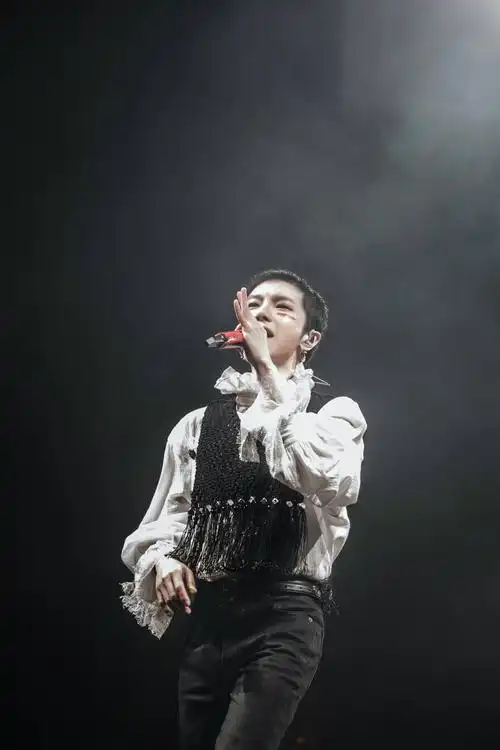 2019华晨宇火星演唱会海口高燃开唱超强人气引爆四面台