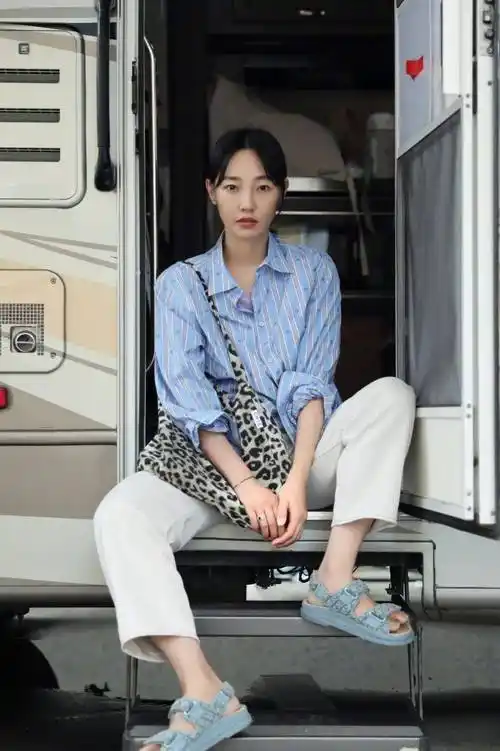 明明看似都是基础款的衣服,为何白百何总能穿出新意来呢?_休闲_时尚_