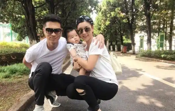 冯巩的"女儿",丈夫为她不接吻戏,如今32岁仍是少女模样