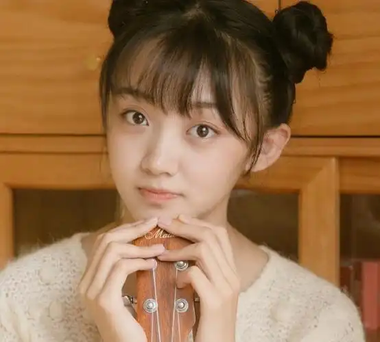 还记得小李慧珍曲芷含吗?才14岁就知如何穿搭显腿长,近照超美