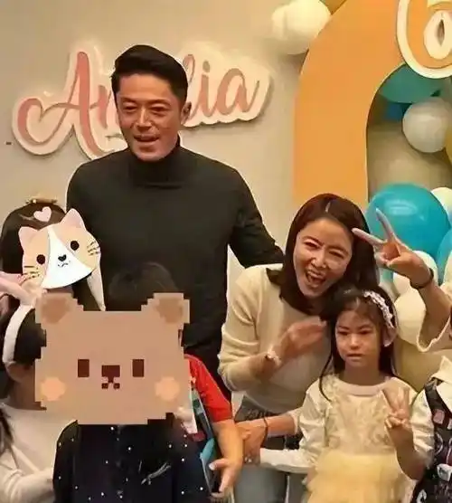 林心如一家三口同框!她凹少女霍建华成油腻大叔,女儿长相寒碜!