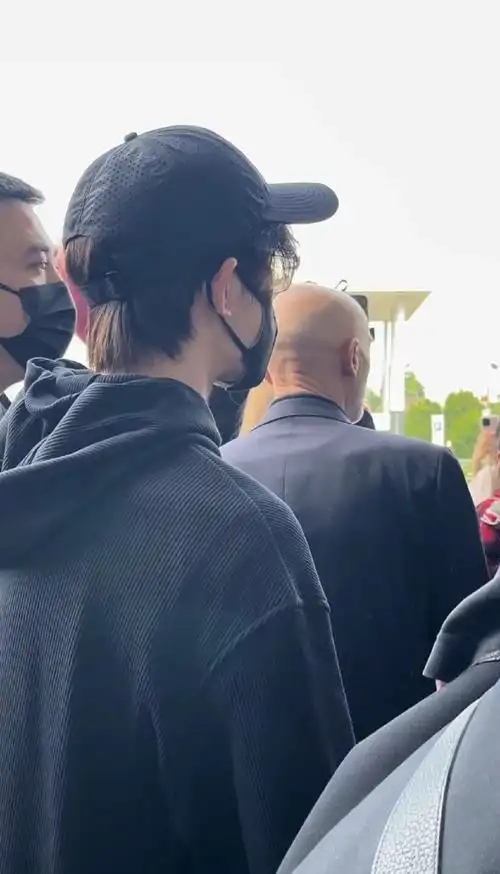 易烊千玺也吃到了浦东机场的苦##易烊千玺 米兰时装