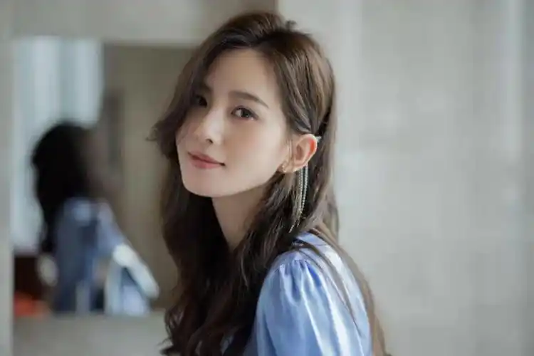 刘诗诗高调亮相!穿蓝色睡袍裙戴流苏发卡美成仙女,酒窝笑太甜了