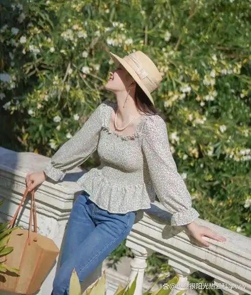 夏日女神穿搭:碎花上衣 牛仔裤,高级又洋气,显高显瘦!