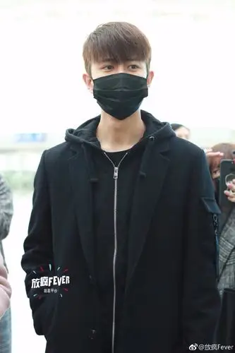 任嘉伦一身黑现身机场戴口罩难掩帅气,网友:羡慕又细又长的腿