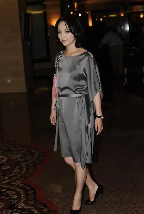 年轻时的罗海琼有点婴儿肥,穿蓬蓬裙显得精致可爱,果然有资本