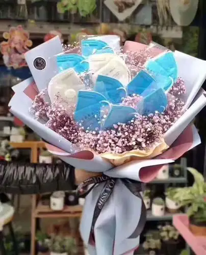 情人节这天,林心如更是晒出了一束口罩花,可以说是非常应景了,这时候