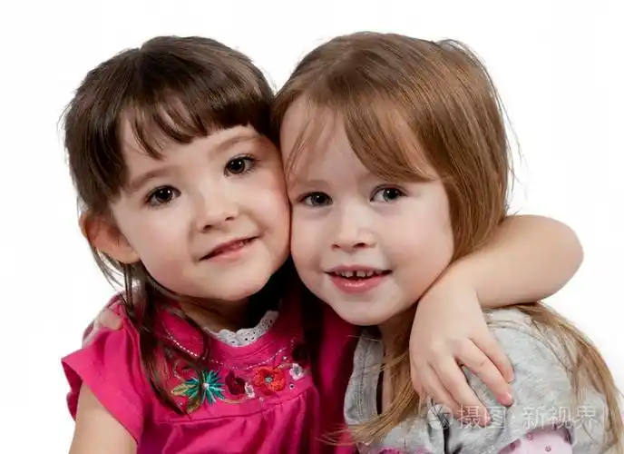 两个可爱的小女孩