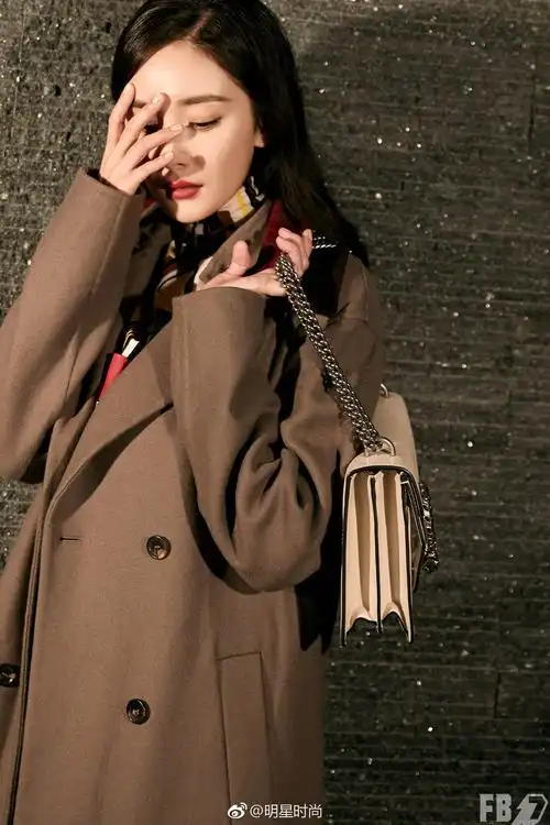 杨幂时尚街拍来袭,她身着棕色大衣搭配链条包干练有型