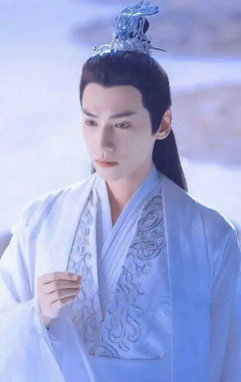 中饰演齐衡,笑容温润,清秀俊郎,有京城"第一美男"之称,在新晋的古装