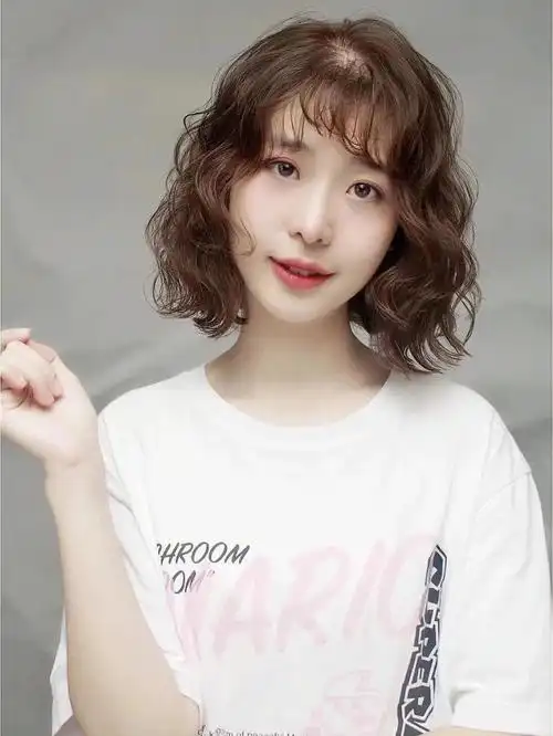 蓬松感短发烫发 中短发烫发发型推荐