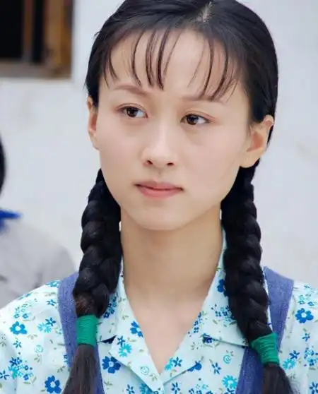 练束梅饰演七妹新浪娱乐讯 近日,由青年演员练束梅主演的电视剧《七妹