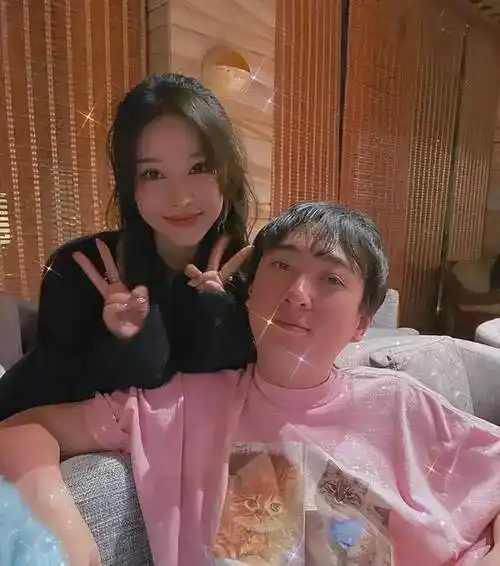 王思聪新女友曝光两人爱巢,宣称这是第二个家,女主人气质十足_小羽