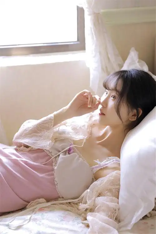 性感美女蕾丝睡衣撩人写真图片