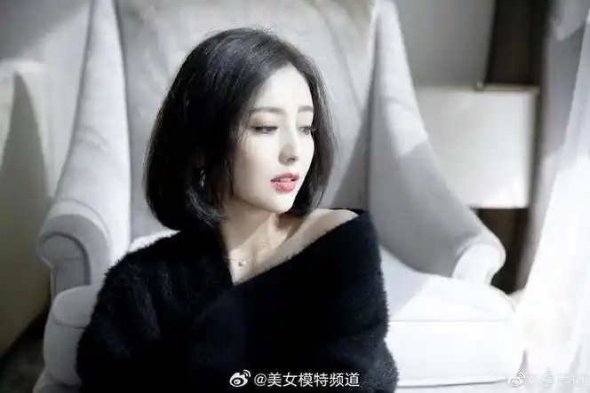 佟丽娅短发造型拍写真温婉清冷 穿黑色居家服露香肩