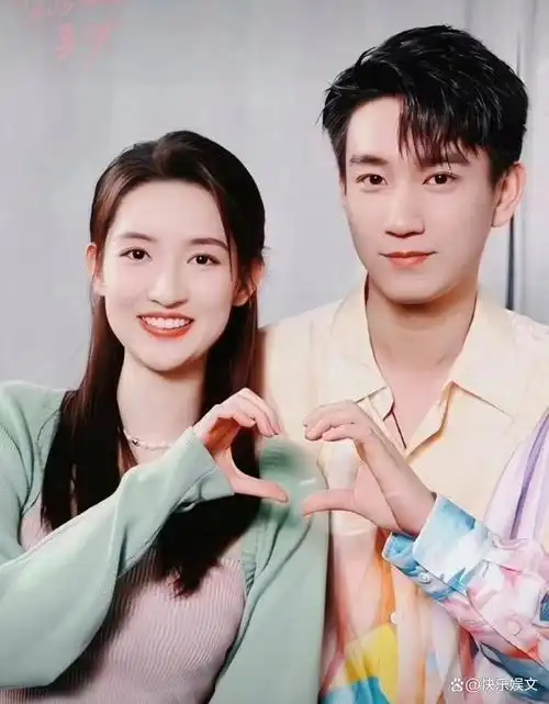 杨玏王玉雯英国游,亲密举止甜蜜似情侣