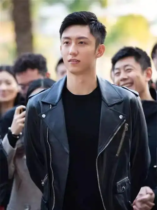 黄景瑜一身白色休闲装,宛如白马王子!