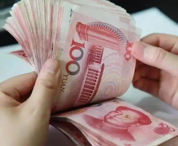 昨天特意去银行取了2000块现金