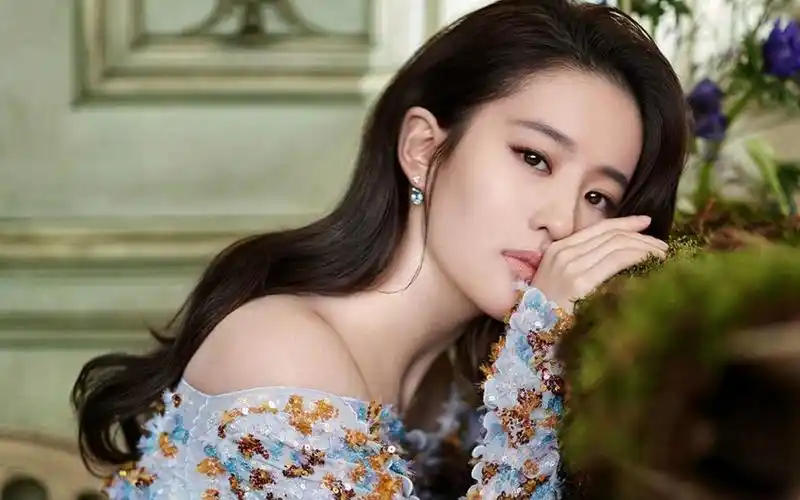 有种胖叫刘亦菲,腰间露出白花花的肥肉,网友:女人嫌弃男人最爱