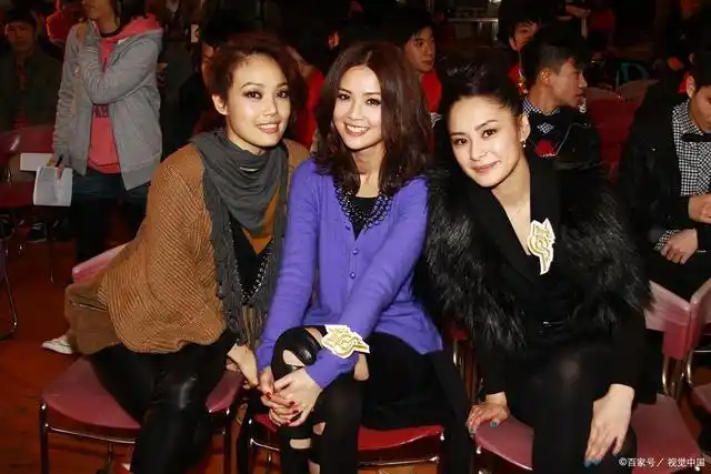 " 据悉,照片中的容祖儿和霍汶希穿着情侣装坐在