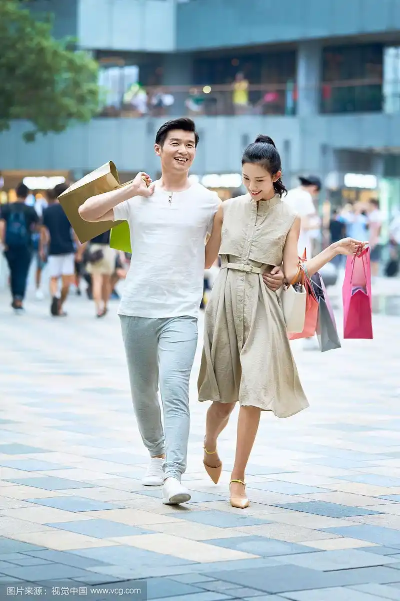 青年情侣逛街购物