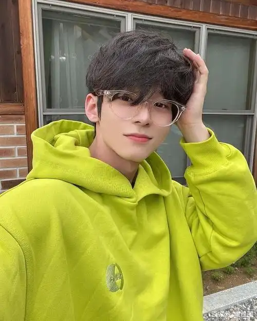 颜值精致的小鲜肉,时尚帅气的穿搭下,有质感的肌肉和线条