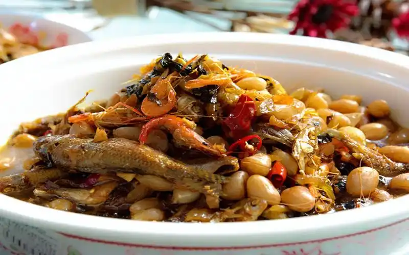 咸菜花生仁烧小鱼——泰州人爱吃鱼,野河里的小鱼也不放过,吃法令人